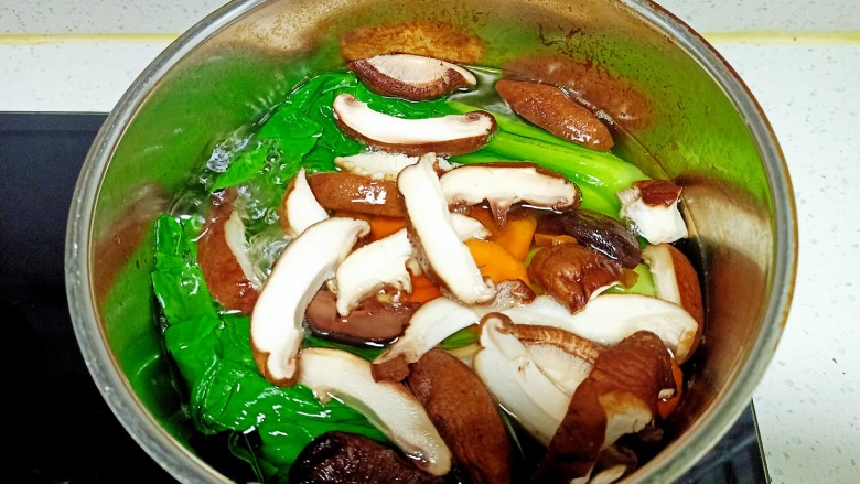 蒜香香菇 上海青,上海青焯水30秒后 放入香菇和胡萝卜焯水30秒 
