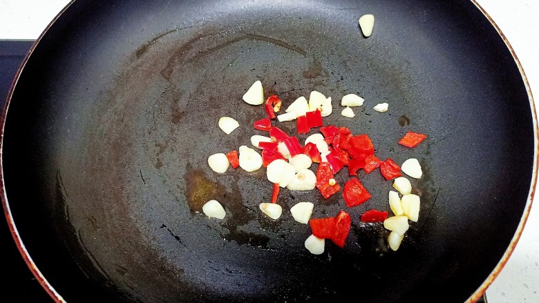 蒜香香菇 上海青,锅中放入少量油炒香蒜片和辣椒 