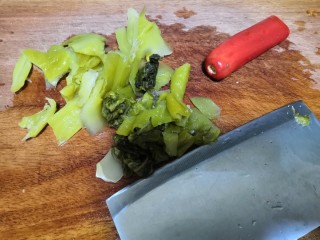 自家做的酸菜鱼,切酸菜，切指天椒