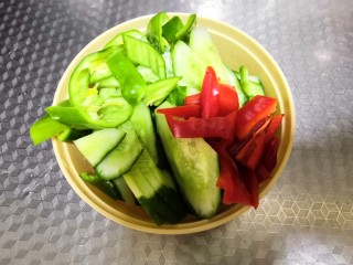 自家做的酸菜鱼,切好的尖椒，青色为主，红色的少些，为了整道菜颜色更好看
还加了一条小青瓜
