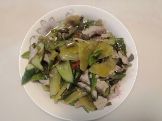 自家做的酸菜鱼,煮好的酸菜鱼，有些青瓜片，酸菜片的，看着食欲不错吧