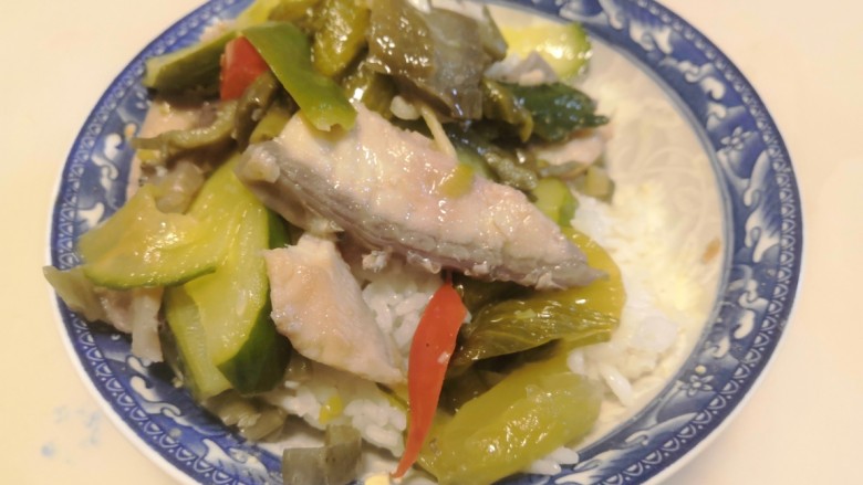 自家做的酸菜鱼,盛上一碗米饭，把酸菜鱼铺在米饭上面