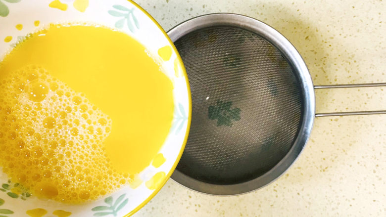 豆腐鸡蛋羹,用筛子过滤一下，过滤掉搅拌时产生的泡沫