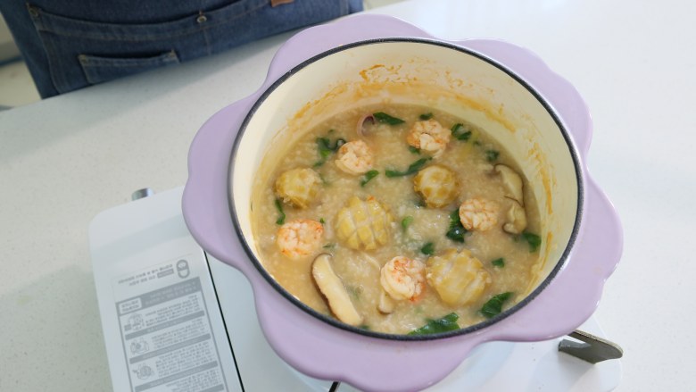 鲍鱼海鲜粥,营养又美味的海鲜粥就做好了，是不是超级简单