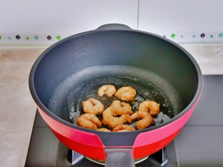 西葫芦炒木耳,起油锅，加入腌制好的虾仁煸炒至变色盛出备用。