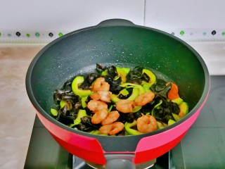 西葫芦炒木耳,再加入煸炒过的虾仁，快速翻炒均匀关火出锅。