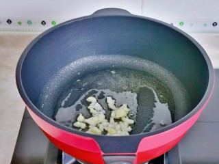西葫芦炒木耳,领起油锅，加入蒜炒香。