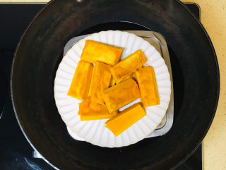 南瓜小圆子,加入锅里，隔水蒸熟