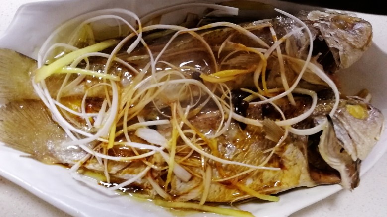 清蒸黄鱼,把滚热的油浇在鱼身上即可。