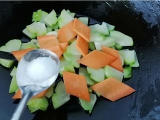 佛手瓜炒肉片,将胡萝卜也放入翻炒然后加入适量盐调味