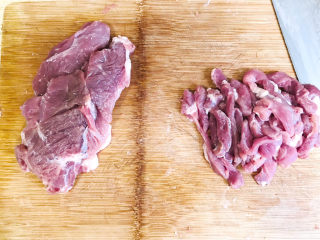 佛手瓜炒肉片,先来处理腌制一下猪肉，肉切片