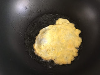 臊子面,起锅热油，倒入鸡蛋液，煎成鸡蛋饼