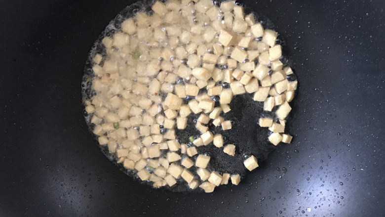 臊子面,锅里留底油，下豆腐丁，炸至表面金黄色微焦