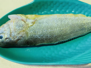 清蒸黄鱼,虽然是净鱼，里面还有一层薄薄的黑膜，要洗干净