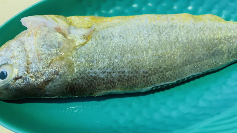 清蒸黄鱼,虽然是净鱼，里面还有一层薄薄的黑膜，要洗干净