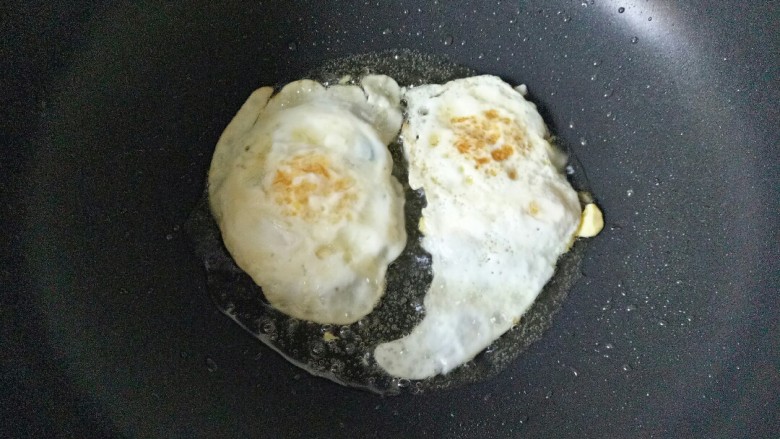 荷包蛋焖面,中小火慢慢煎至定型，翻面继续煎至两面金黄