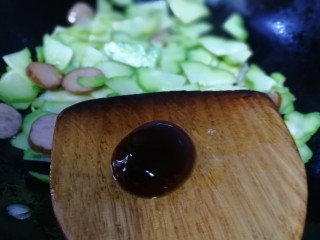 虾皮炒佛手瓜,放入蚝油增鲜，文火炒匀。