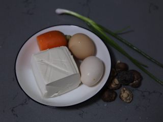 豆腐鸡蛋羹,材料准备好
