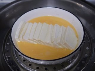 豆腐鸡蛋羹,放入蒸锅，隔水蒸约15分钟