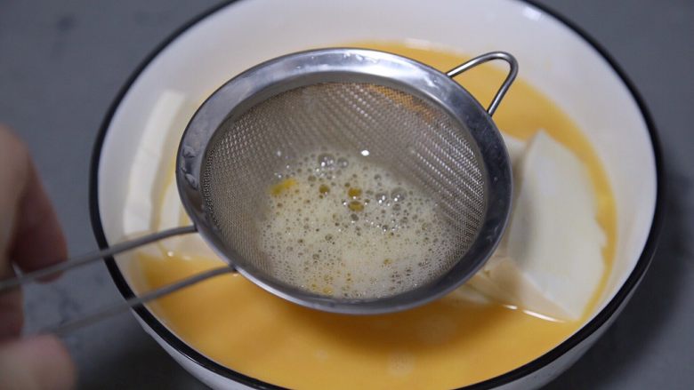 豆腐鸡蛋羹,将蛋液过滤到碗中