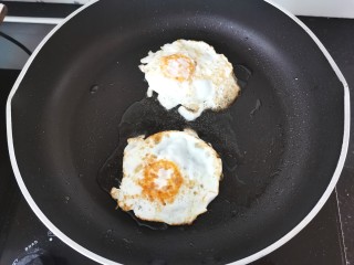 荷包蛋焖面,锅里倒入少许油，倒入鸡蛋煎至两面金黄