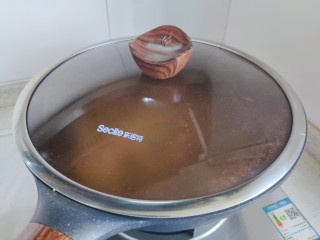 佛手瓜炒肉片,盖上锅盖，转小火焖煮1分钟