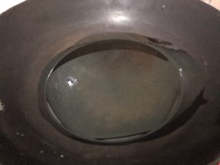 南瓜小圆子,2.油炸版，大火烧干锅转中火下油