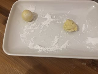 南瓜小圆子,准备无水的碟，撒点粉，防止粘底，取小团搓圆