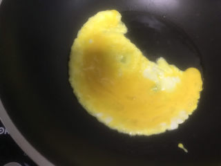 酱油蛋炒饭,起锅热油，倒入鸡蛋液