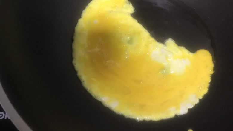 酱油蛋炒饭,起锅热油，倒入鸡蛋液