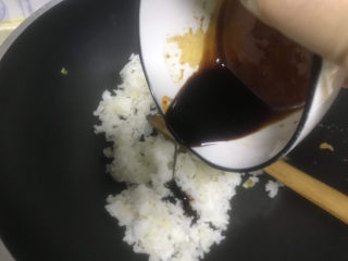 酱油蛋炒饭,倒入料汁翻炒均匀至每粒米饭都裹上酱油