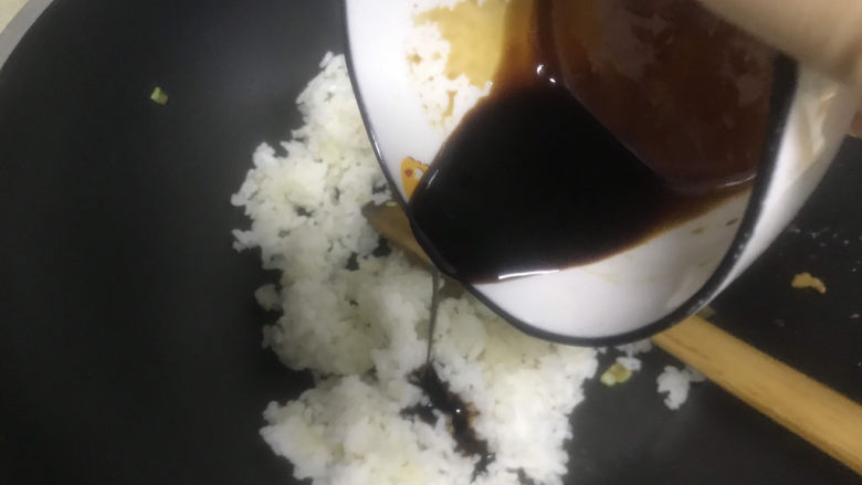 酱油蛋炒饭,倒入料汁翻炒均匀至每粒米饭都裹上酱油