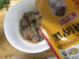 佛手瓜炒肉片,加入适量的黑胡椒粉，抓拌均匀腌制10分钟