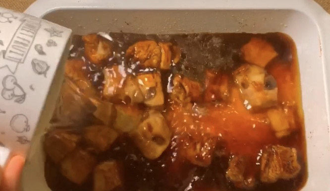 土豆排骨焖饭,再加入两碗清水，盖上锅盖，焖15分钟，这样排骨吃起来更入味。