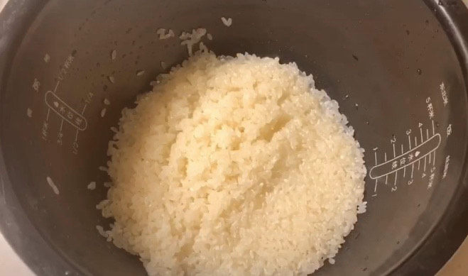 土豆排骨焖饭,大米淘洗干净