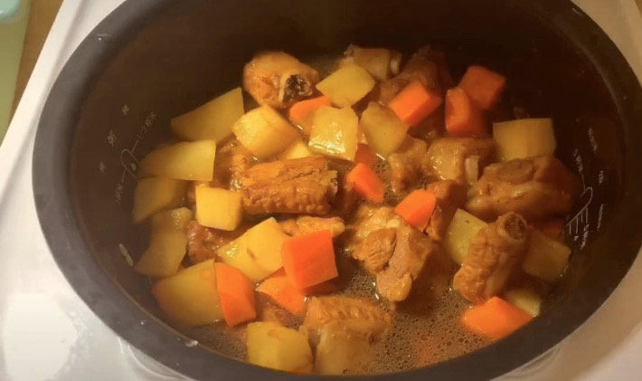 土豆排骨焖饭,把煮好的土豆排骨倒进去，如果汤不够的话，可以少量加点清水。