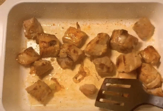 土豆排骨焖饭,熬出糖色后，加入排骨翻炒，这样排骨就会裹上一层焦黄色，同样糖的加入也可以增加肉的鲜味
