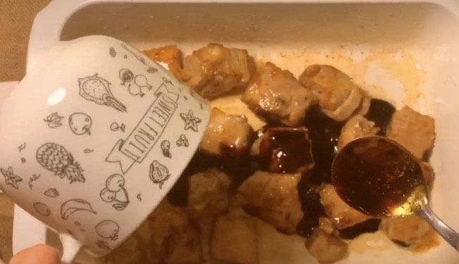 土豆排骨焖饭,倒入前面调好的料汁，翻炒均匀