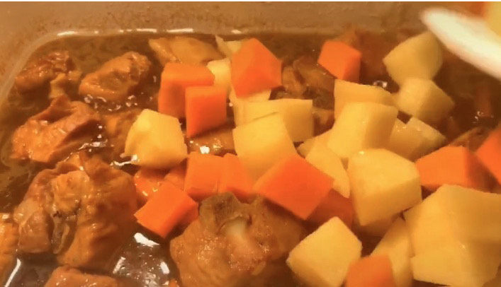 土豆排骨焖饭,把切好的土豆和胡萝卜块加进来，翻炒一下