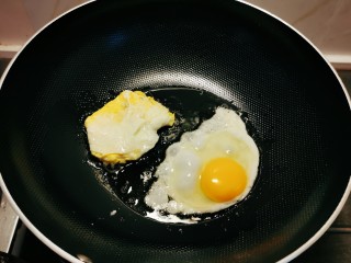 荷包蛋焖面,锅中放入食用油，敲入2个鸡蛋 煎至两面金黄，出锅。