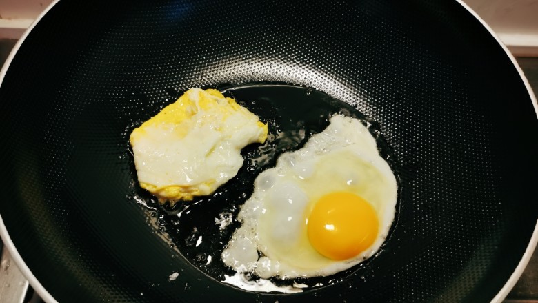 荷包蛋焖面,锅中放入食用油，敲入2个<a style='color:red;display:inline-block;' href='/shicai/ 9'>鸡蛋</a> 煎至两面金黄，出锅。