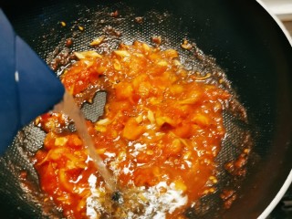 荷包蛋焖面,番茄软烂后，加入清水。