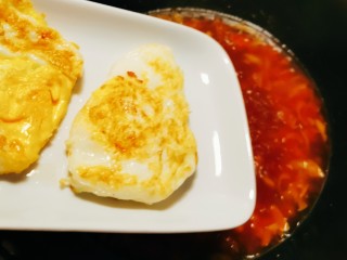荷包蛋焖面,放入煎好的鸡蛋。
