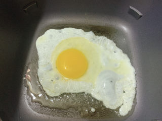 荷包蛋焖面,打入完整的鸡蛋。