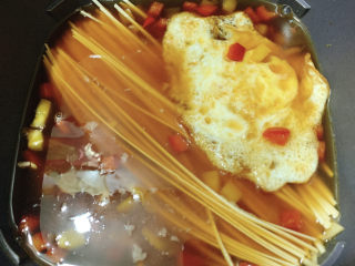 荷包蛋焖面,待冷水满满升温，面条逐步软化，用筷子将其完全浸泡在汤汁中。