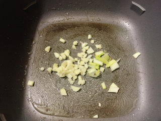 荷包蛋焖面,锅不用洗，利用底油将蒜丁，葱白爆香。