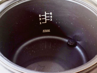 肉沫蒸豆腐,巧釜脱糖电饭煲的鼎釜放入锅体中，加入纯净水，水位在最低水位线