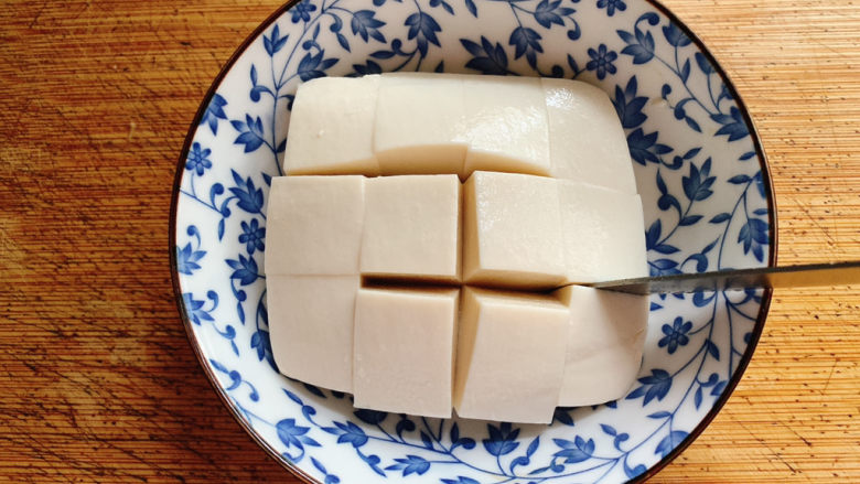 小葱拌豆腐,切成块状备用。