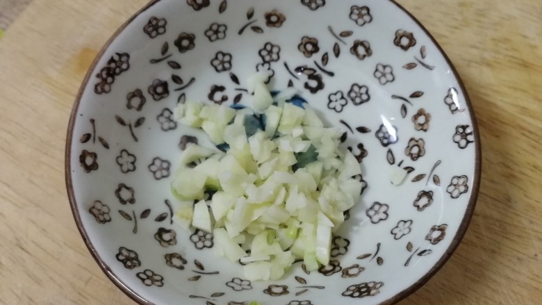 鱼丸炒菜花,蒜切碎。