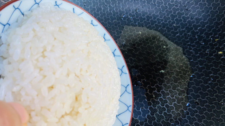 酱油蛋炒饭,锅中留底油放入米饭